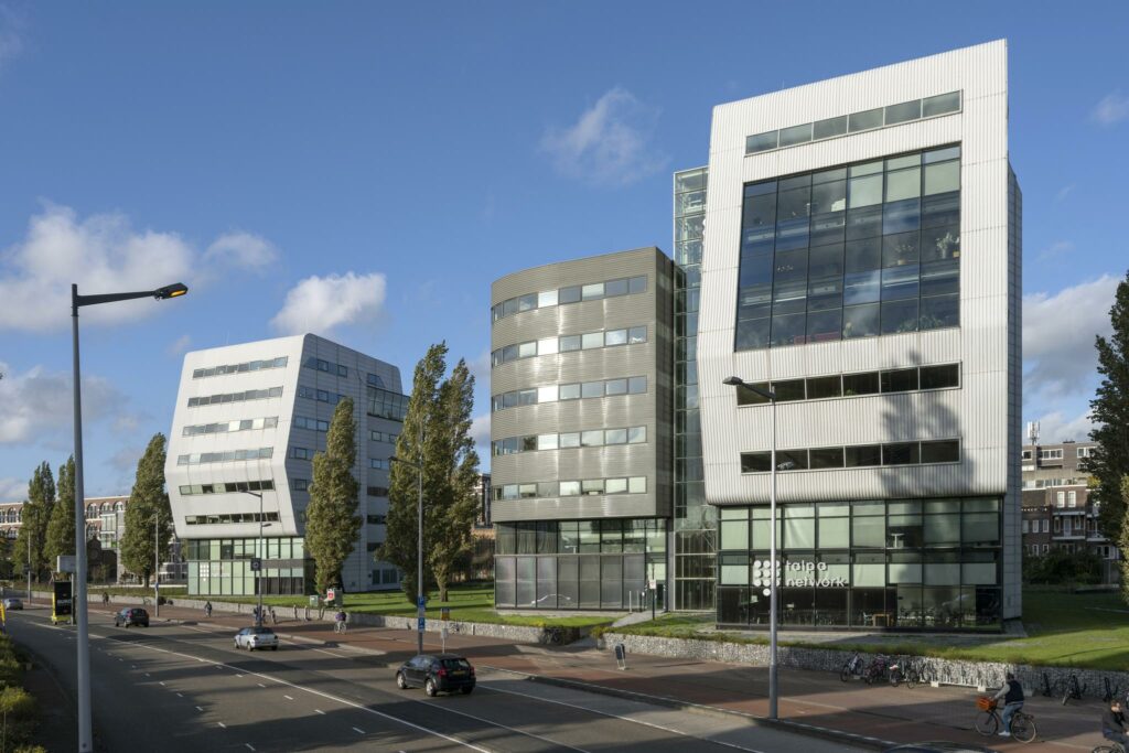 Moderne kantoorgebouwen aan het Rietlandpark in Amsterdam met opvallende witte gevels en grote raamoppervlakken.
