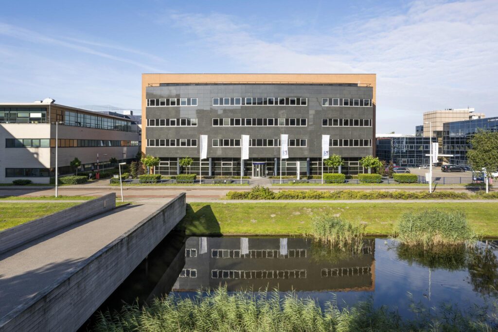 Kantoorgebouw aan de Paasheuvelweg in Amsterdam-Zuidoost, gezien vanaf een brug over het water.