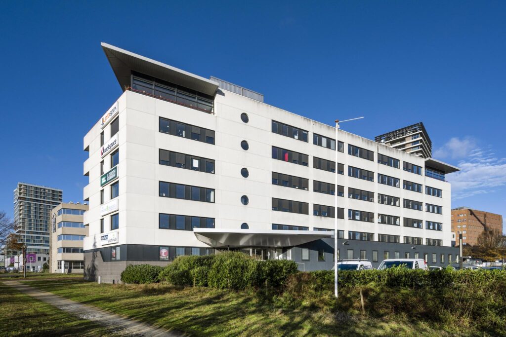 Modern kantoorpand aan de Radarweg in Amsterdam met meerdere bedrijfslogo’s op de gevel.