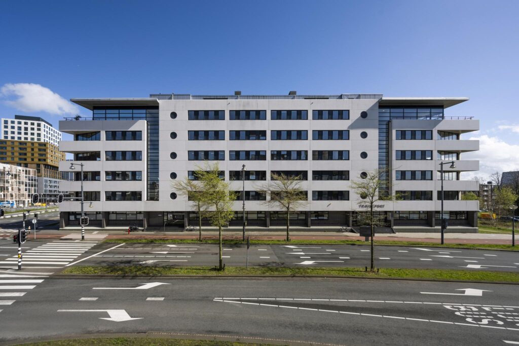 Vooraanzicht van een modern kantoorgebouw aan de Radarweg in Amsterdam met meerdere verdiepingen en een brede weg op de voorgrond.