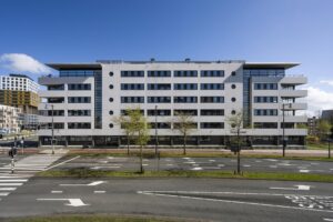 Vooraanzicht van een modern kantoorgebouw aan de Radarweg in Amsterdam met meerdere verdiepingen en een brede weg op de voorgrond.