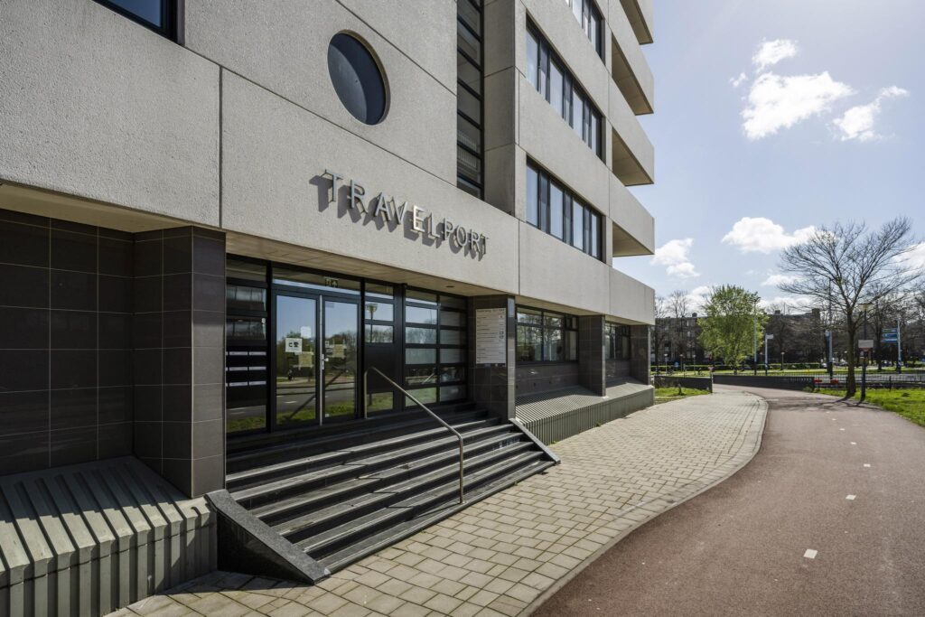 Vooraanzicht van het kantoorpand van Travelport aan de Radarweg, met ingang en stoep zichtbaar.