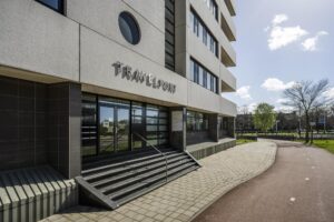 Vooraanzicht van het kantoorpand van Travelport aan de Radarweg, met ingang en stoep zichtbaar.