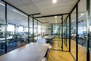 Moderne kantoorruimte aan de Radarweg met glazen vergaderruimte en open werkplekken.