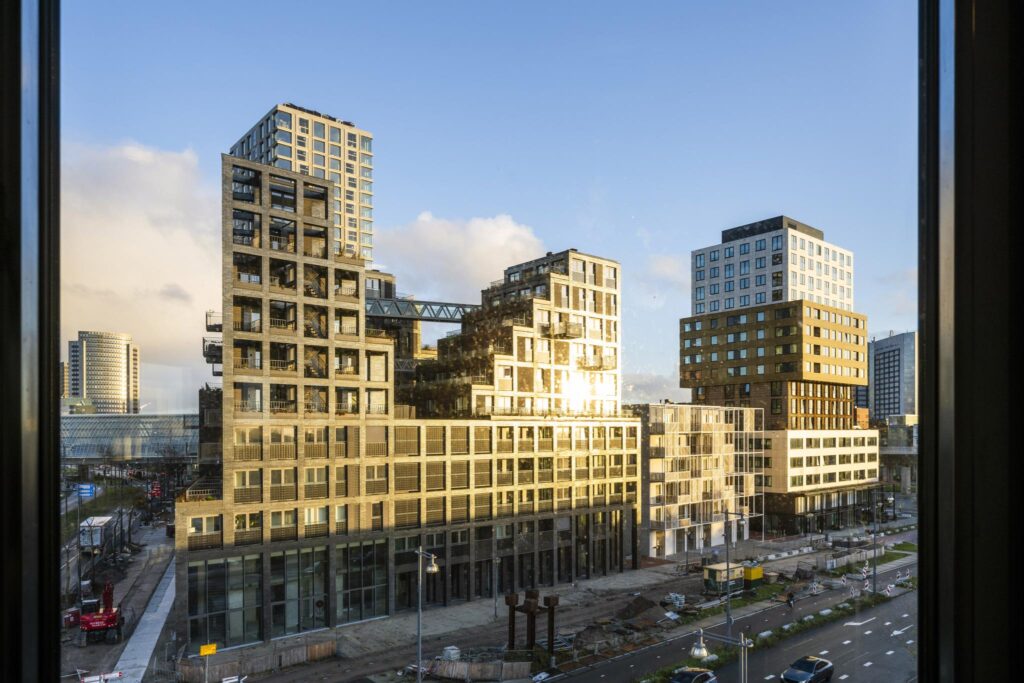 Moderne appartementencomplexen aan de Radarweg in Amsterdam, gezien bij zonsondergang.
