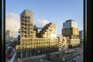 Moderne appartementencomplexen aan de Radarweg in Amsterdam, gezien bij zonsondergang.