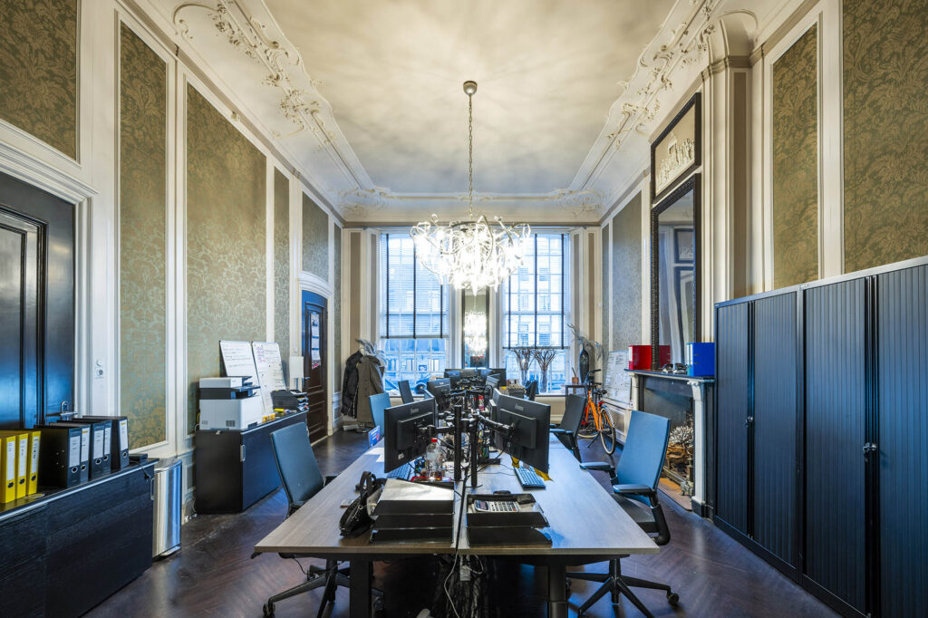 Modern kantoor met werkplekken in een klassiek interieur aan de Herengracht.