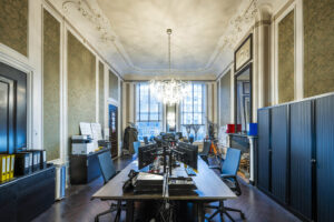 Modern kantoor met werkplekken in een klassiek interieur aan de Herengracht.