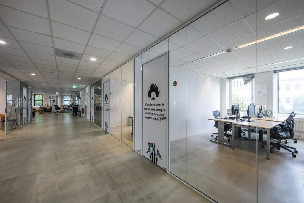 Moderne kantoorruimte aan de Naritaweg met glazen vergaderruimtes en open werkplekken.