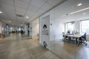 Moderne kantoorruimte aan de Naritaweg met glazen vergaderruimtes en open werkplekken.