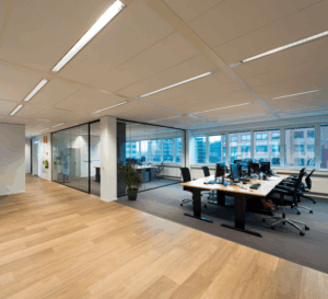 Moderne kantoorruimte aan de Hogehilweg met open werkplekken en glazen vergaderruimte.