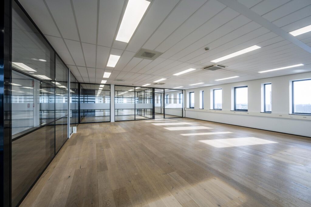 Licht en modern leegstaand kantoor met glazen wanden aan de Sijsjesbergweg.