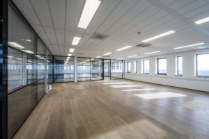 Licht en modern leegstaand kantoor met glazen wanden aan de Sijsjesbergweg.