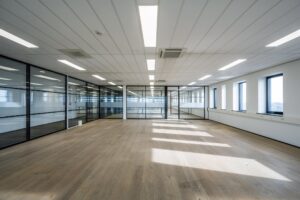 Licht, modern en leeg kantoorpand aan de Sijsjesbergweg met glazen scheidingswanden en houten vloer.