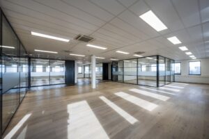 Licht en modern kantoor met glazen wanden aan de Sijsjesbergweg.
