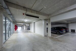 Ondergrondse parkeergarage aan de Sijsjesbergweg met geparkeerde auto's en betonnen afwerking.