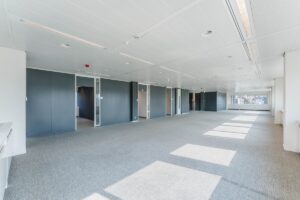 Lichte, ruime kantoorruimte aan de Laarderhoogtweg met grijze vloerbedekking en strakke afwerking.