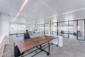 Ruim en licht kantoor aan de Laarderhoogtweg met moderne werkplekken en glazen vergaderruimtes.