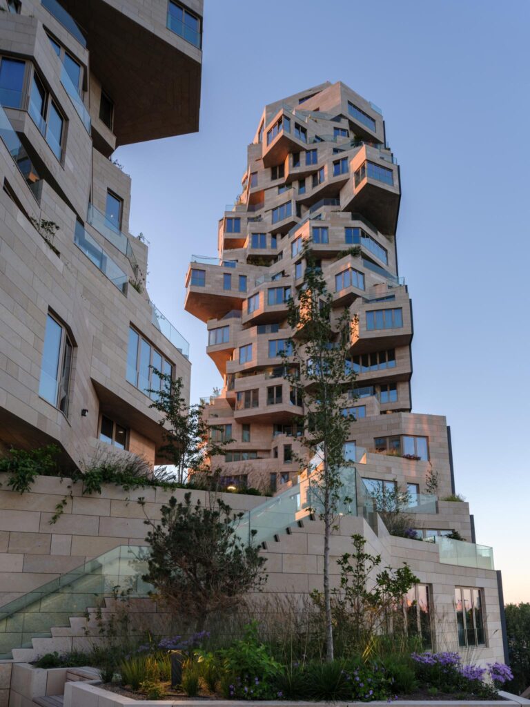 Modern woongebouw aan de Beethovenstraat met een speels, stapelvormig ontwerp en groene terrassen.