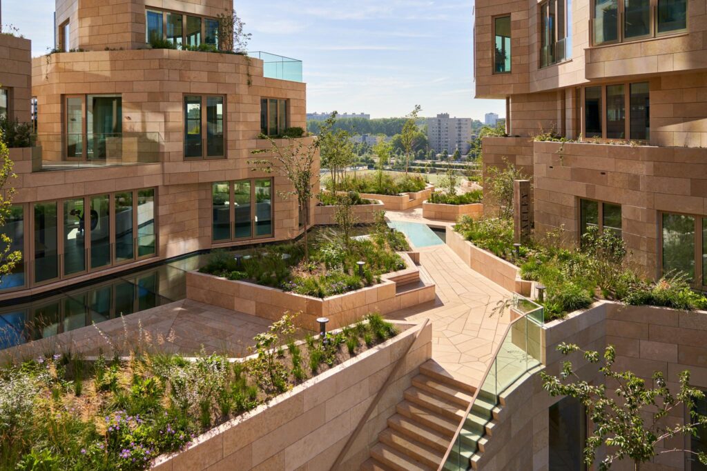 Moderne appartementencomplexen aan de Beethovenstraat met veel groen, terrassen en strak aangelegde wandelpaden.