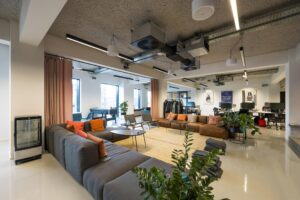 Modern kantoorinterieur aan de Singel met open werkplekken, loungehoek en grote ramen.