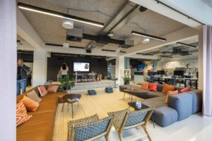 Moderne kantoorruimte aan de Singel met open werkplekken, loungehoek en presentatieruimte.
