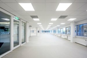 Lichte, lege kantoorruimte aan de Kuiperbergweg met grote ramen en systeemplafond.