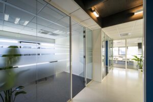 Moderne kantoorruimte aan de Kuiperbergweg met glazen wanden en vergaderruimtes.