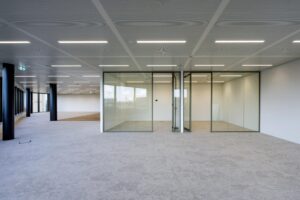 Modern, unfurnished office space on Gelrestraat with glass-walled meeting rooms and ample natural light.