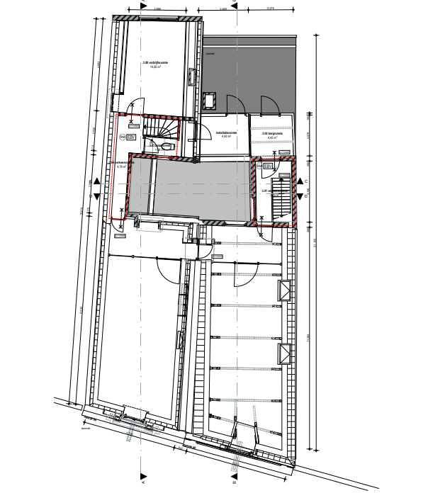 Bouwkundige plattegrond van de begane grond van een pand aan het Damrak met diverse ruimtes en trapopgangen.