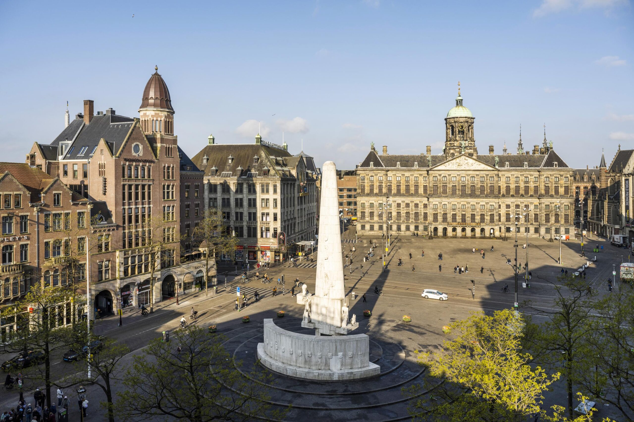 Uitzicht op de Dam in Amsterdam met het Nationaal Monument en het Koninklijk Paleis.