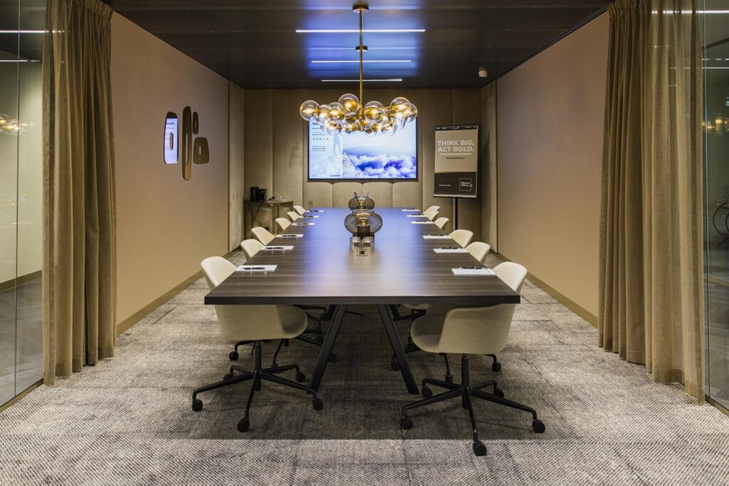 Stijlvol ingerichte vergaderruimte van Walborg met lange tafel, moderne stoelen en een opvallende hanglamp.