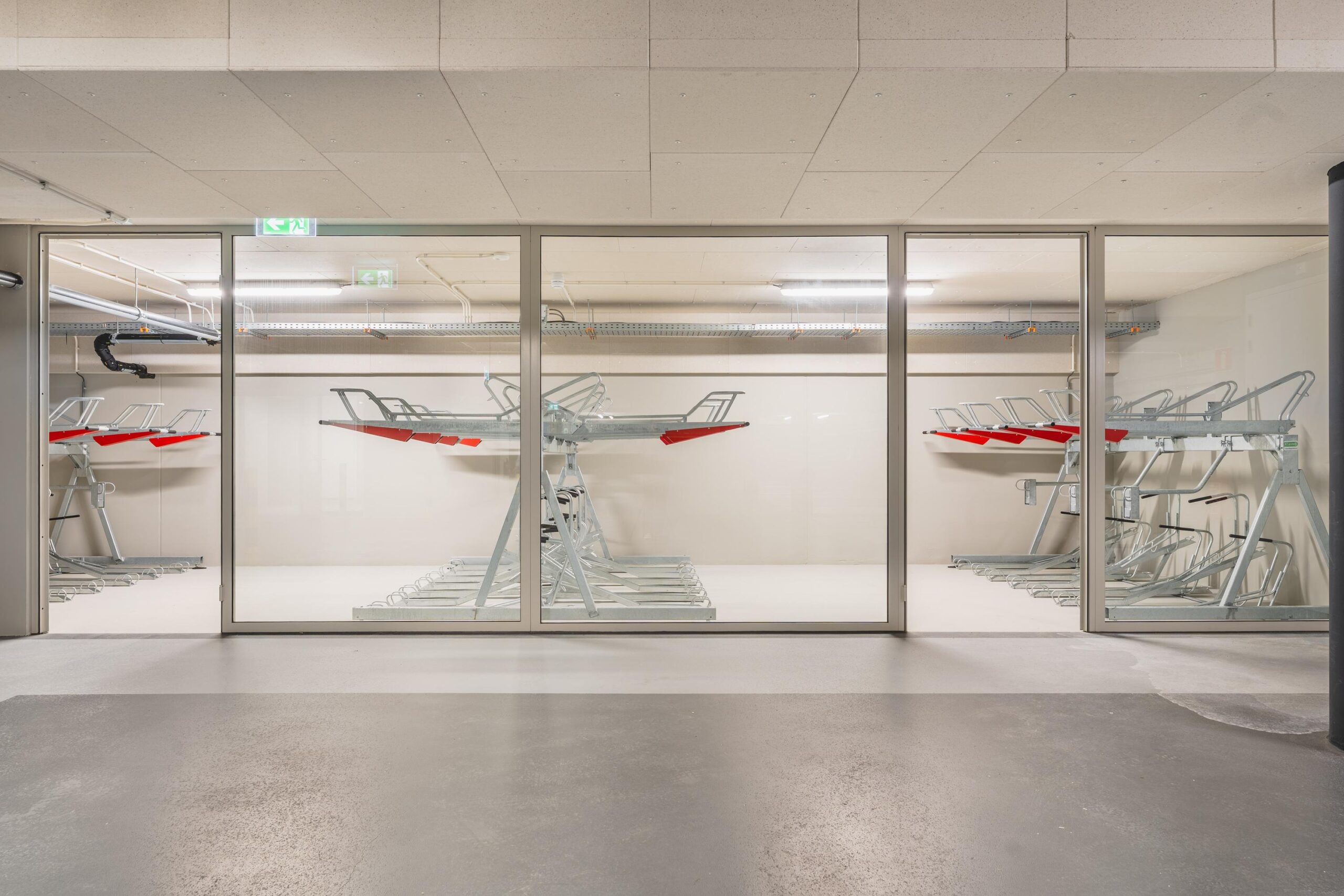 Fietsenstalling met dubbele rekken in een moderne, goed verlichte ruimte in woongebouw Walborg.