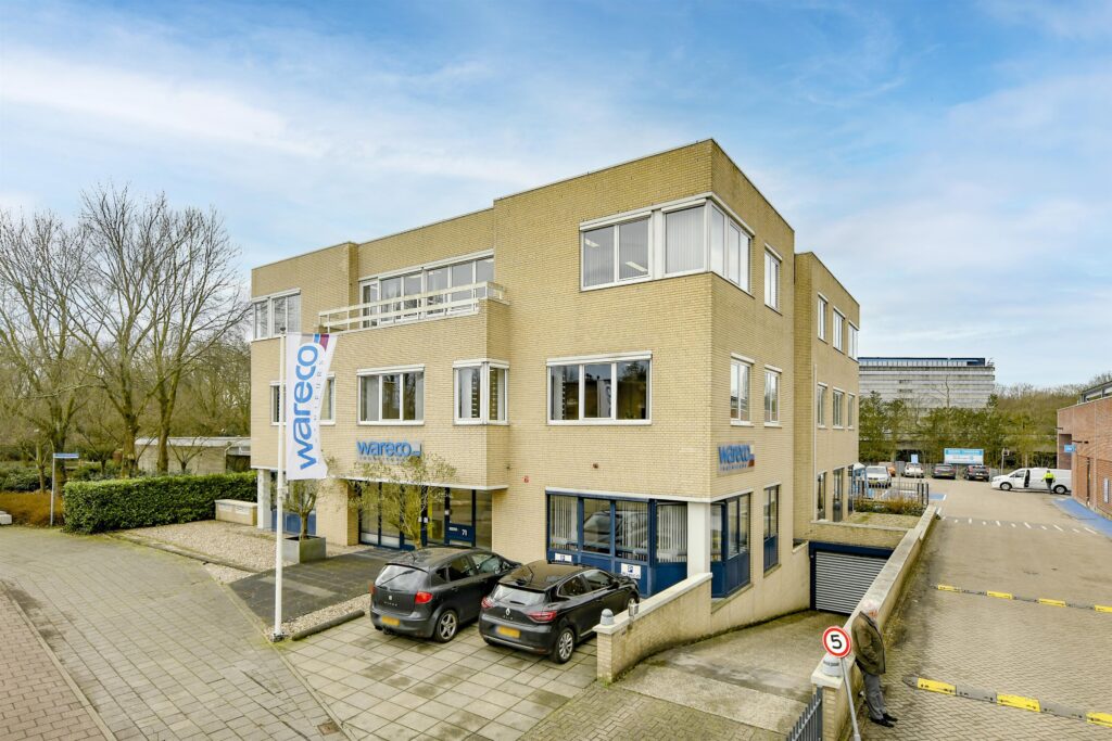Modern kantoorpand van Wareco Ingenieurs met parkeerplaatsen en oprit naar ondergrondse garage.