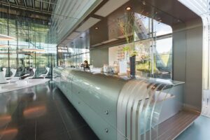 Moderne koffiebar met glazen en metalen designinterieur aan de Amstelveenseweg.