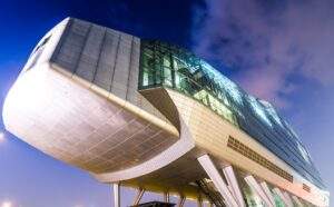 Modern kantoorgebouw aan de Amstelveenseweg in Amsterdam met futuristische architectuur, 's avonds verlicht.