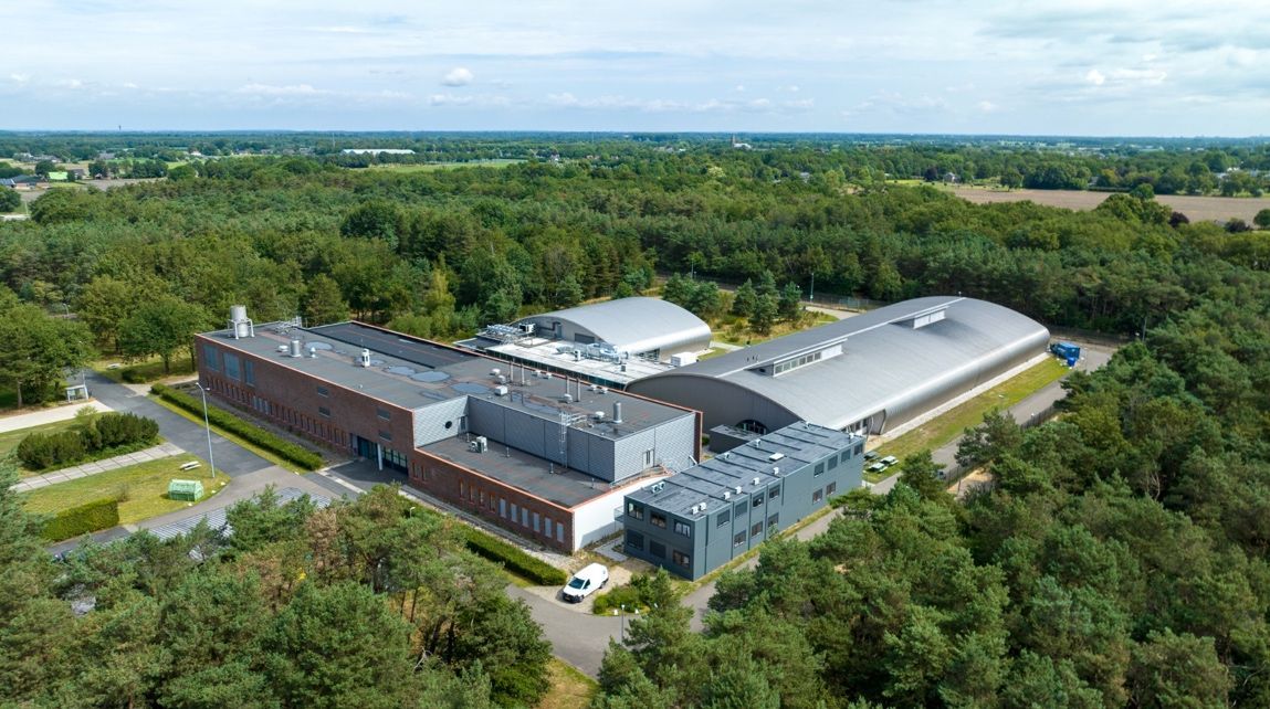 Luchtfoto van de Life Science Campus omringd door bosrijk gebied.