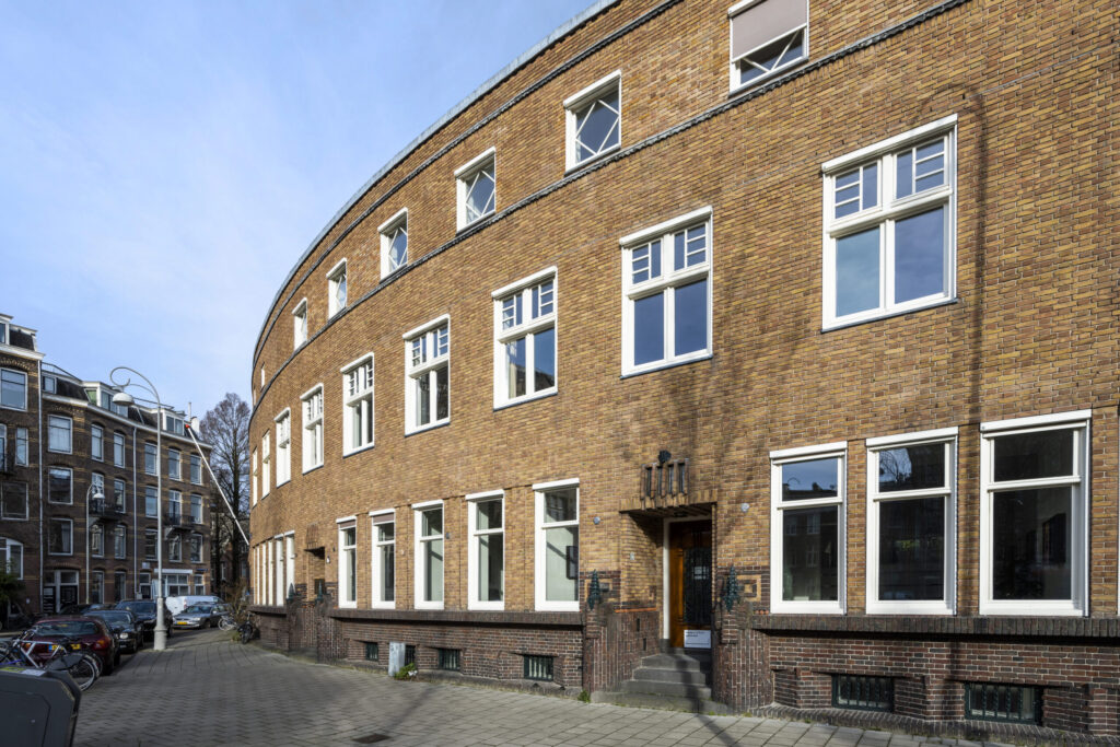 Gebogen bakstenen gevel van een woongebouw aan het Concertgebouwplein in Amsterdam, ontworpen door Paul Starink.