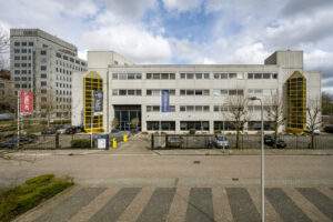 Voorkant van pand aan de Diemermere 1 in Diemen