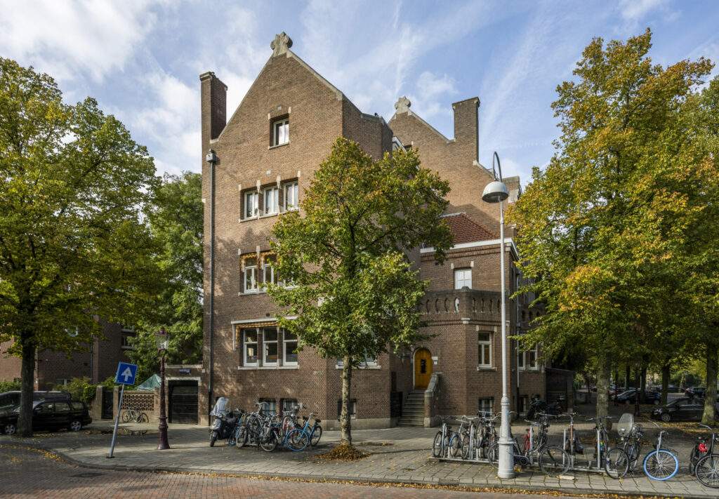 Kantoorgebouw op het Emmaplein in Amsterdam