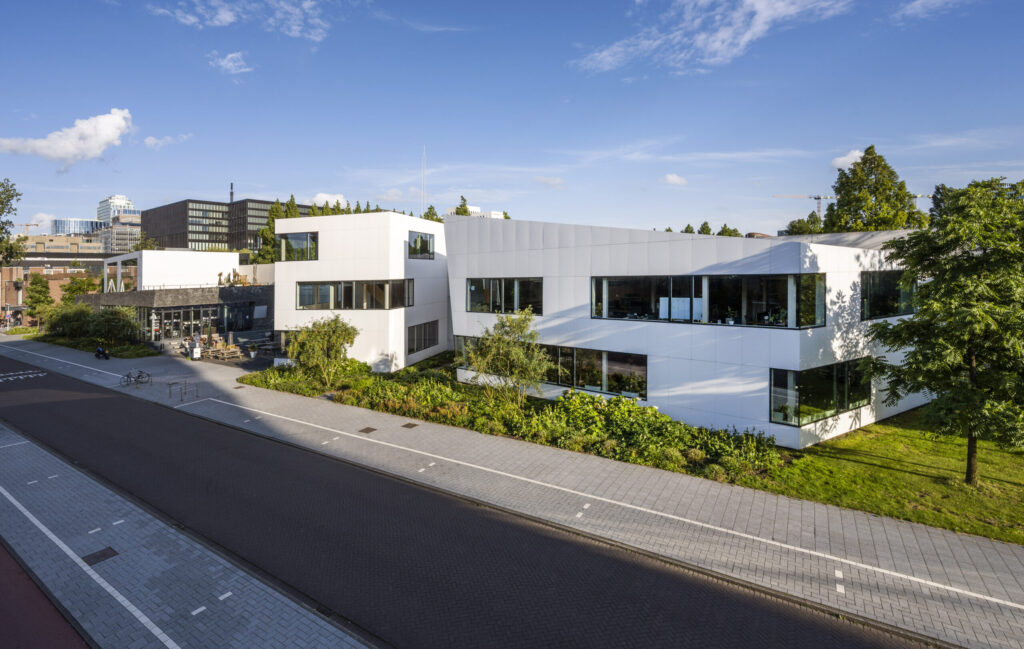 Modern wit kantoorgebouw aan een rustige straat, ontworpen door Paul Starink.