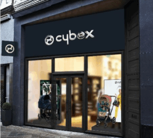 Winkelpui van de Cybex-winkel aan de PC Hooftstraat 136 in Amsterdam met kinderwagens in de etalage.