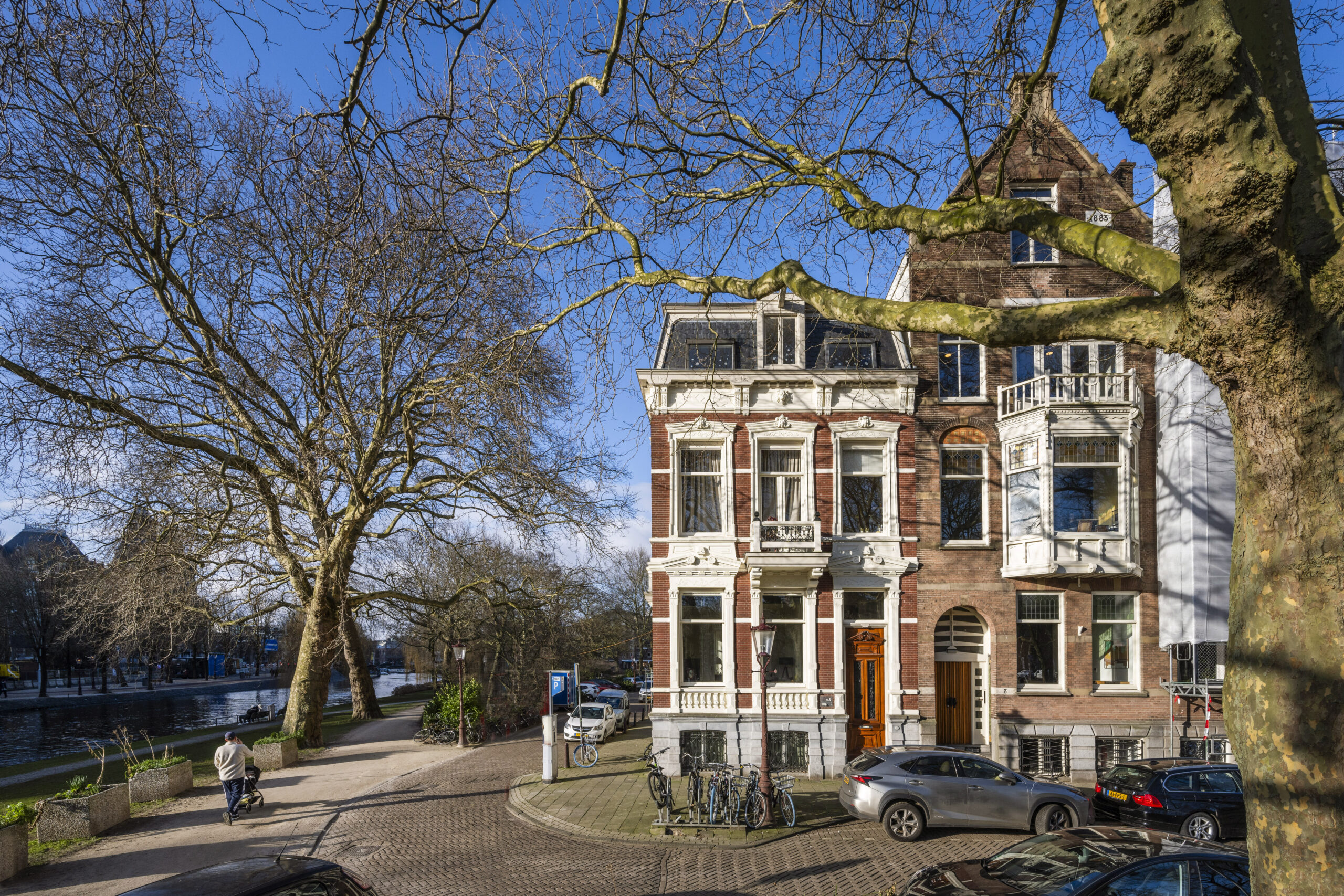 Monumentale herenhuizen aan het Weteringplantsoen in Amsterdam op een zonnige winterdag.