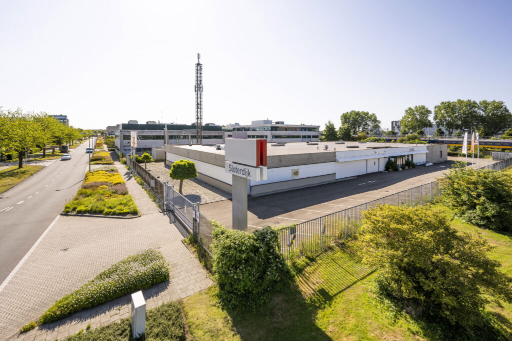 Bedrijventerrein aan de Zekeringstraat in Sloterdijk met kantoorpand, hekwerk en beplanting langs de weg.
