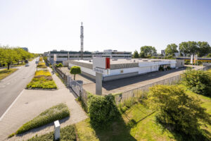 Bedrijventerrein aan de Zekeringstraat in Sloterdijk met kantoorpand, hekwerk en beplanting langs de weg.